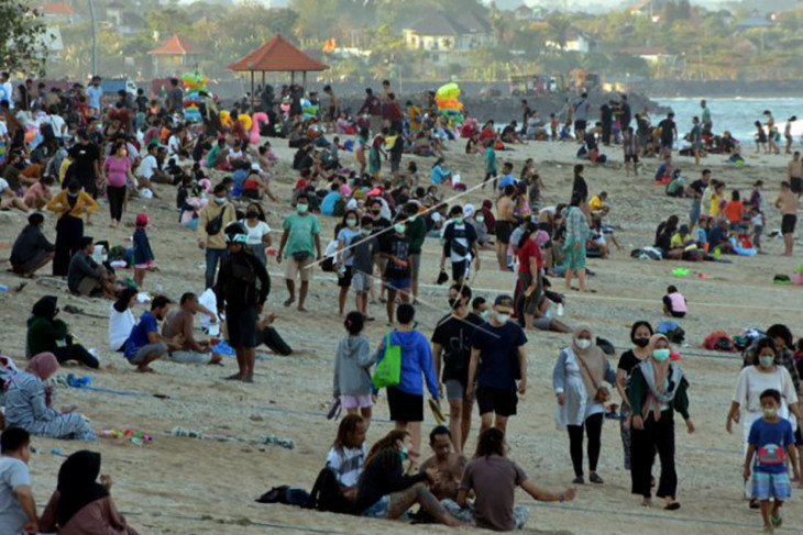 Pantai Sanur ramai pengunjung