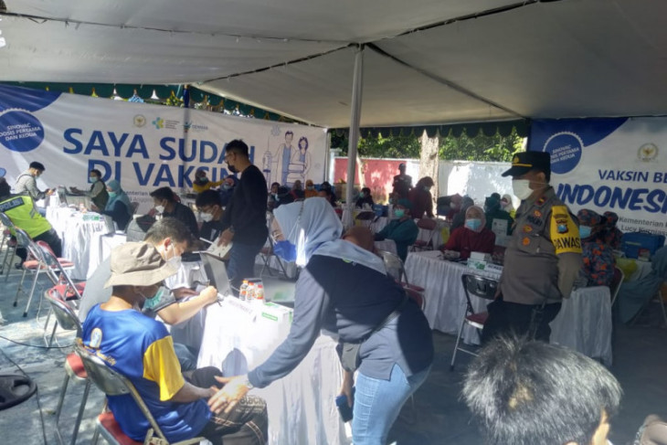 Ribuan warga ikuti Vaksinasi Bersama Ning Lucy di Kota Surabaya