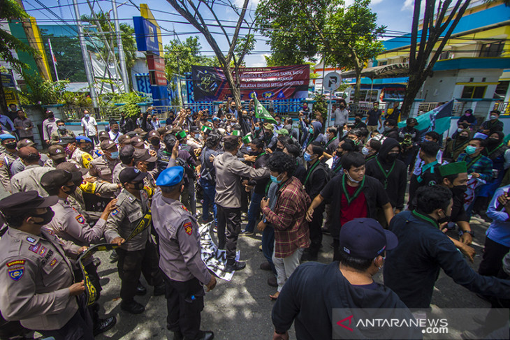Aksi Unjuk Rasa Di Jalan Lambung Mangkurat