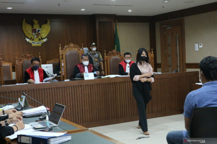 Mantan penyidik KPK minta teman wanita carikan