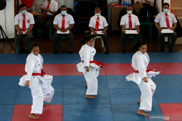 Latih Tanding Atlet Karate Jawa TImur