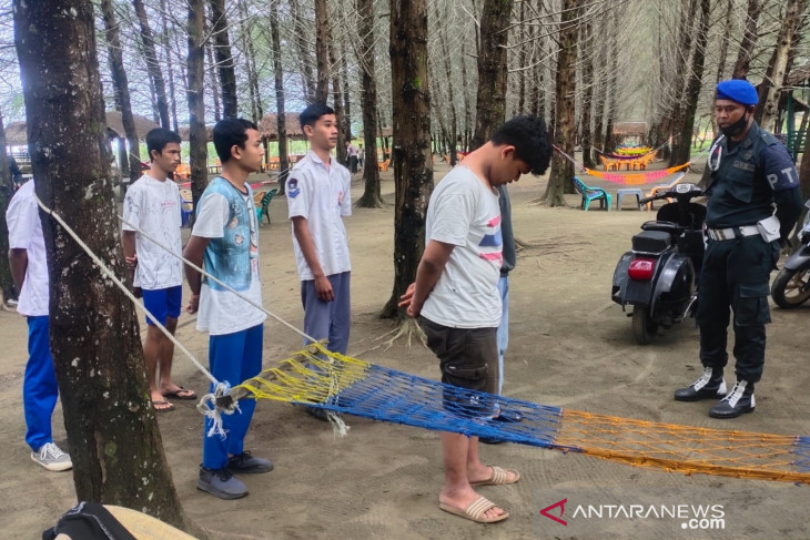 Sembilan siswa SMA di Aceh Barat ditangkap saat main chip dominodi pinggir pantai