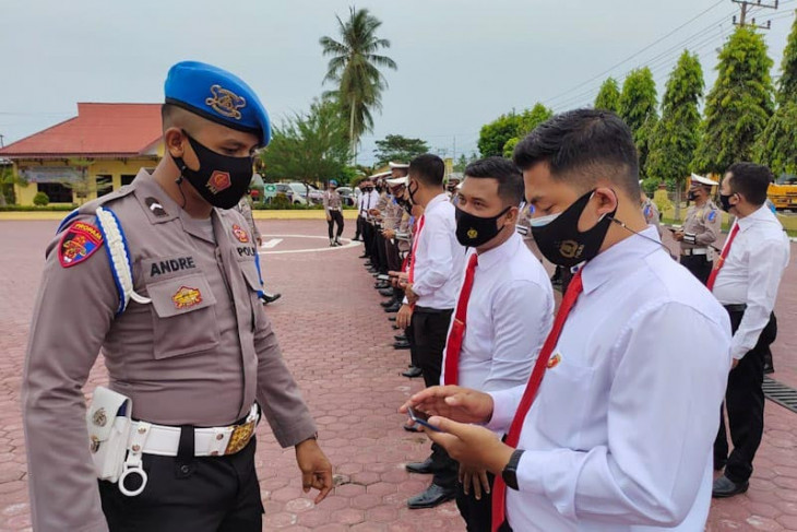 Cegah judi online, telepon genggam polisi diperiksa