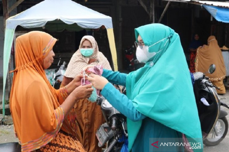 Cegah COVID-19, Ketua PKK Aceh Barat bagikan masker untuk masyarakat