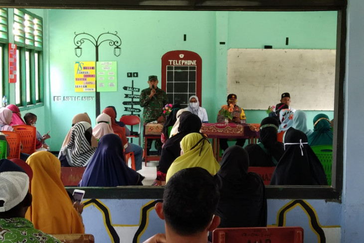 TNI-Polri sosialisasi vaksinasi ke orang tua siswa di Halmahera Utara lawan Corona