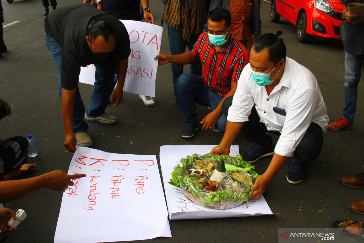 Unjuk Rasa Dugaan Pelanggaran PPKM di Kota Malang