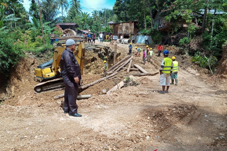 Jembatan alternatif yang ambruk di Jalinsum Sosopan sudah bisa dilalui