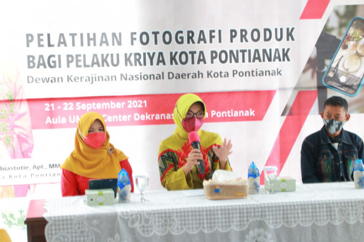 Dekranasda Kota Pontianak melatih pelaku kriya teknik fotografi