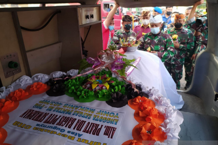 Jenazah Pratu Ida Bagus Putu Suwarman tiba di Bandara Internasional Supadio Pontianak