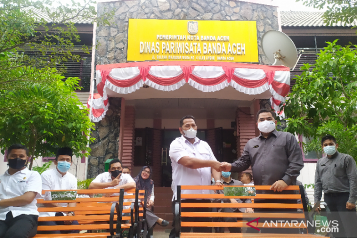 Dukung pariwisata, The Pade serahkan kursi taman untuk Dispar Banda Aceh