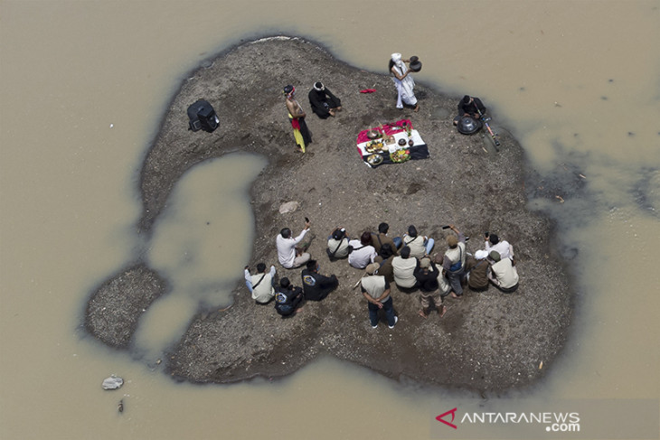 Tradisi ruwatan sungai Cilamaya di Karawang