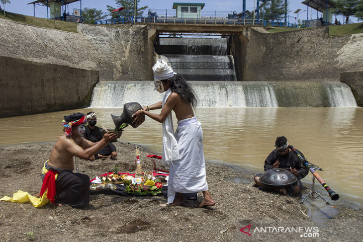 Tradisi ruwatan sungai Cilamaya di Karawang