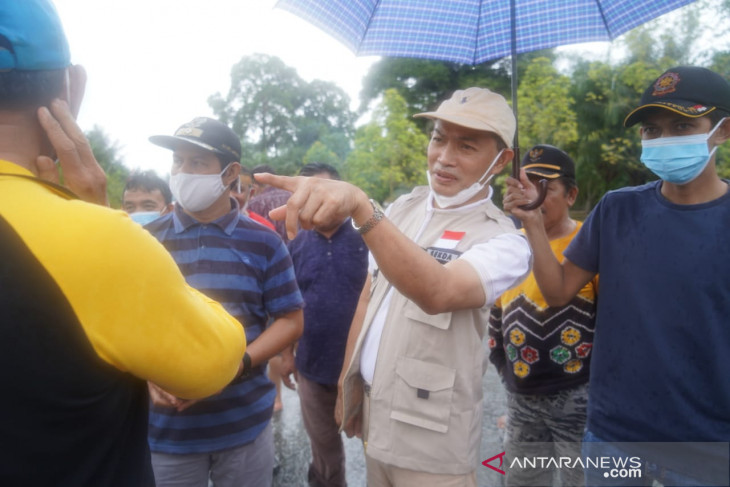 Sekda Tanah Bumbu minta jalan putus akibat banjir segera diperbaiki