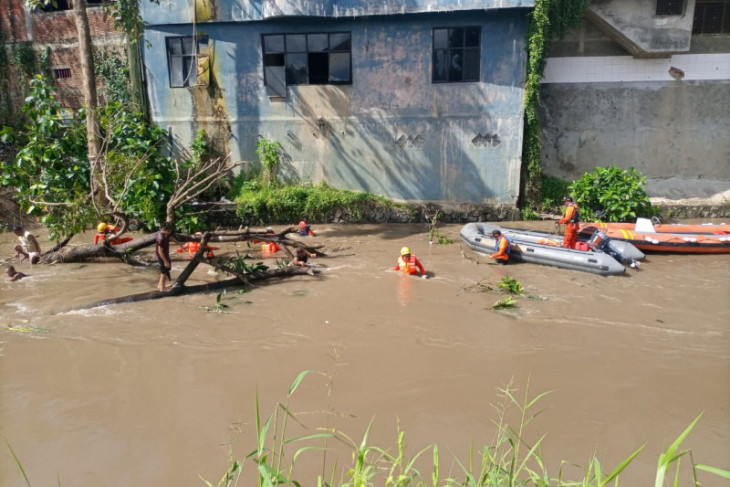 Basarnas lakukan tiga operasi pencarian berbeda korban banjir di Minahasa Tenggara