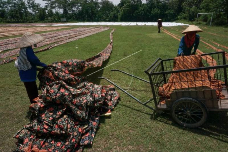 Menjemur kain batik