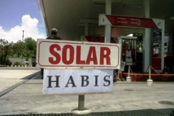 Sopir truk keluhkan terbatasnya stok solar di SPBU Paringin
