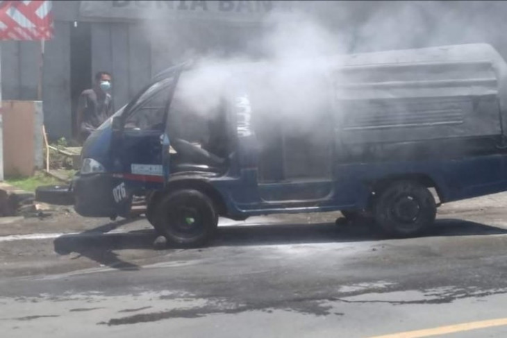 Angkot terbakar, tiga penumpang mengalami luka bakar