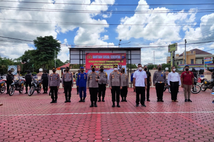Polda Kaltim salurkan Bansos kepada warga Paser terdampak COVID-19