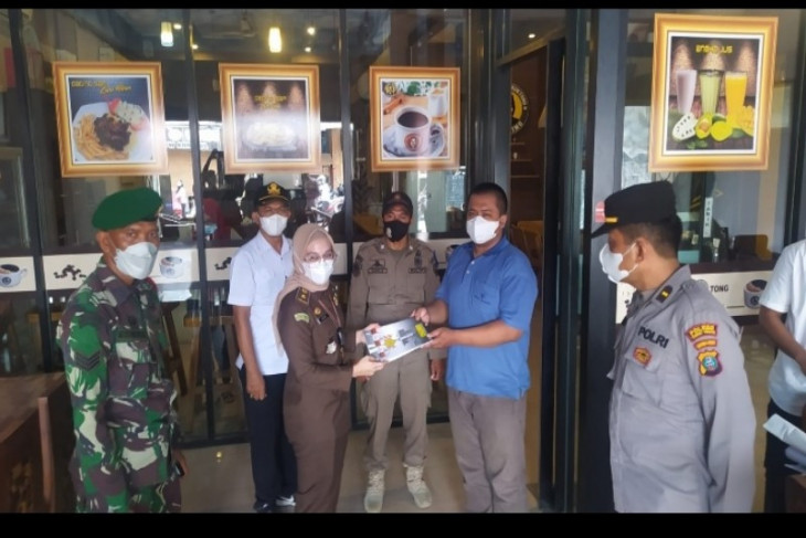 Tim Satgas COVID-19 sosialisasi di kafe dan supermarket