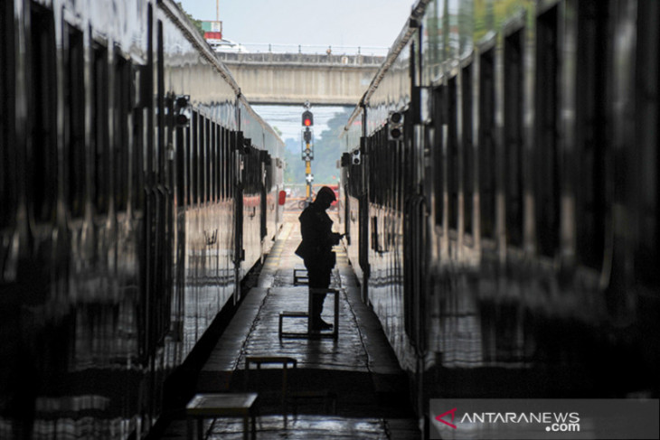 Pengoperasian kembali kereta api lokal di Bandung 