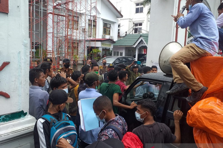 Demonstran desak Kejati Maluku ungkap kasus korupsi PT. Kalwedo Kejati jangan tebang pilih