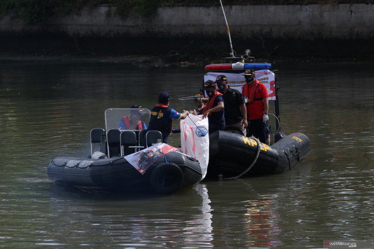 Aksi Bersih di Pelabuhan Kalimas