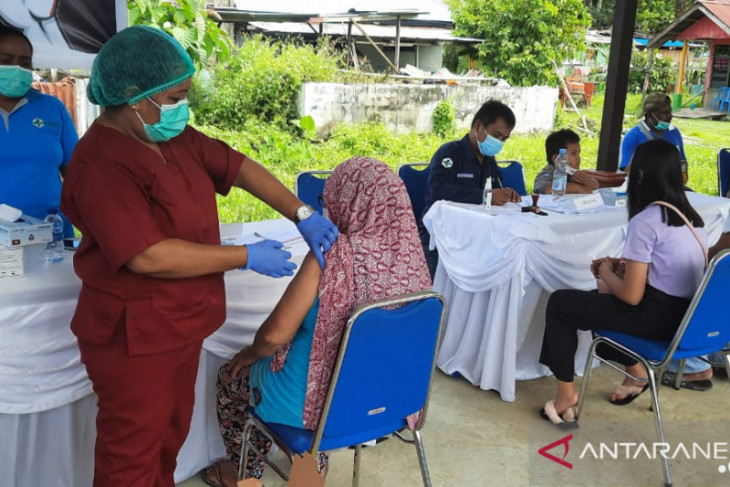 Pemkab Teluk Wondama gencar melakukan vaksinasi