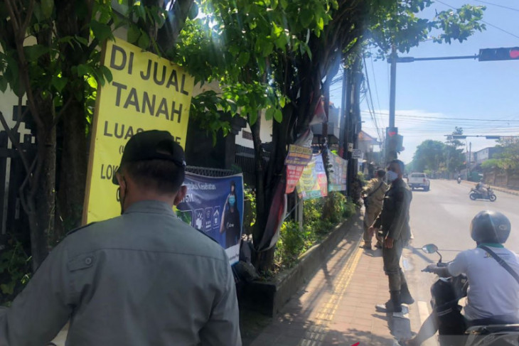 Satpol PP Kota Denpasar copot baliho langgar aturan