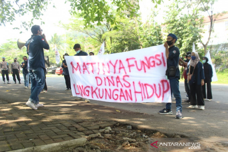 Mahasiswa minta DLH Sukabumi tindak tegas pabrik yang cemari lingkungan