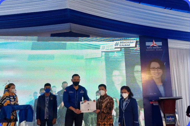 AHY beri penghargaan Bupati Sambas atas donasi pembangunan DPD Demokrat Kalbar
