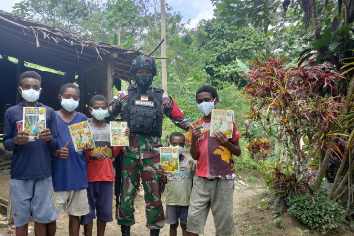 Prajurit TNI bagikan peralatan sekolah anak Papua di perbatasan
