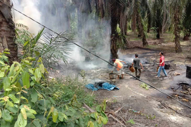 Dapur minyak mentah di Buluh Telang Padang Tualang Langkat terbakar