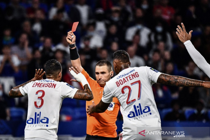 Sepuluh pemain Lyon amankan lawan Lorient