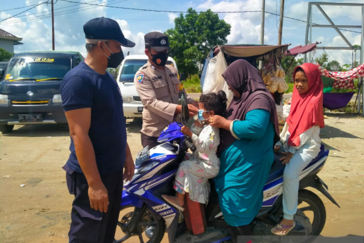 Polisi giatkan sosialisasi 5M dan bagikan masker ke pengunjung Pasar Parittiga