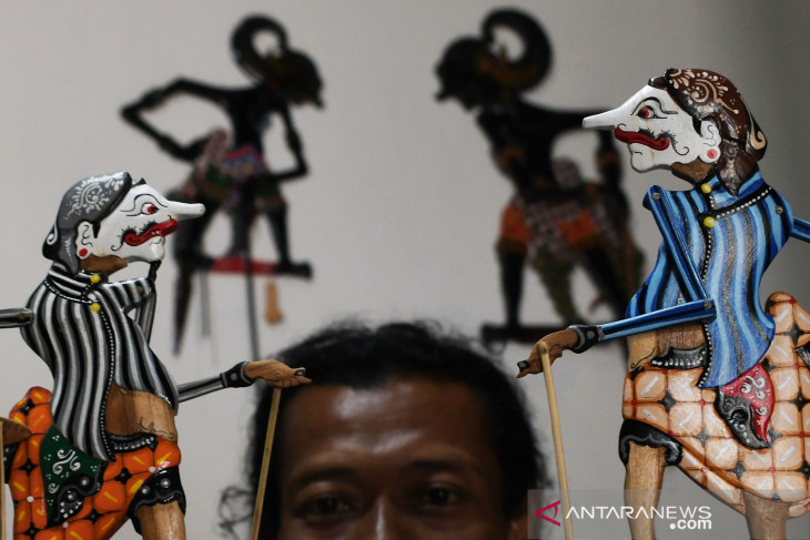 Kerajinan Wayang Berbahan Kayu