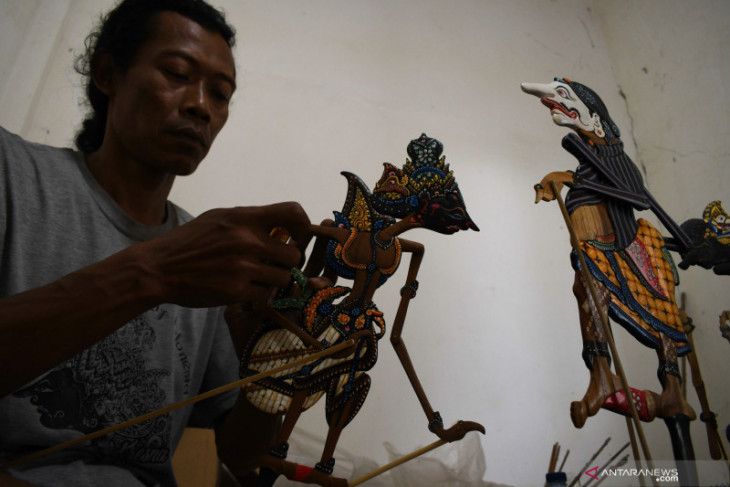 Kerajinan Wayang Berbahan Kayu