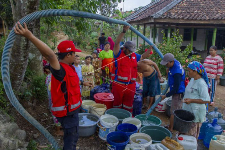 Distribusi air bersih di Karawang