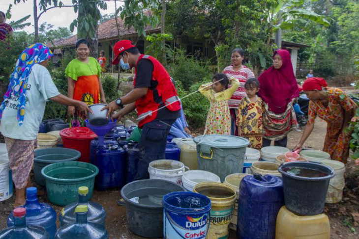 Distribusi air bersih di Karawang