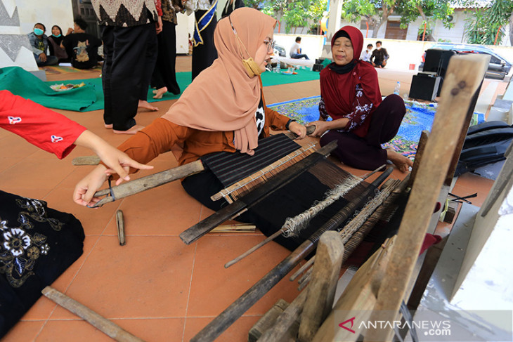 Edukasi tenun tradisional 