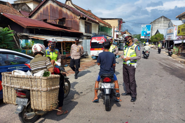 Polres Bangka Barat bagikan bantuan 150 paket beras