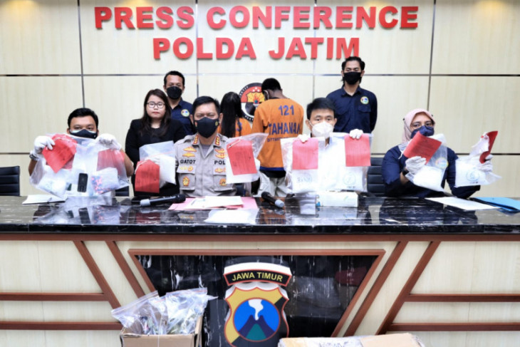 Polda Jatim ringkus pasangan kekasih pengedar sabu-sabu jaringan Malaysia