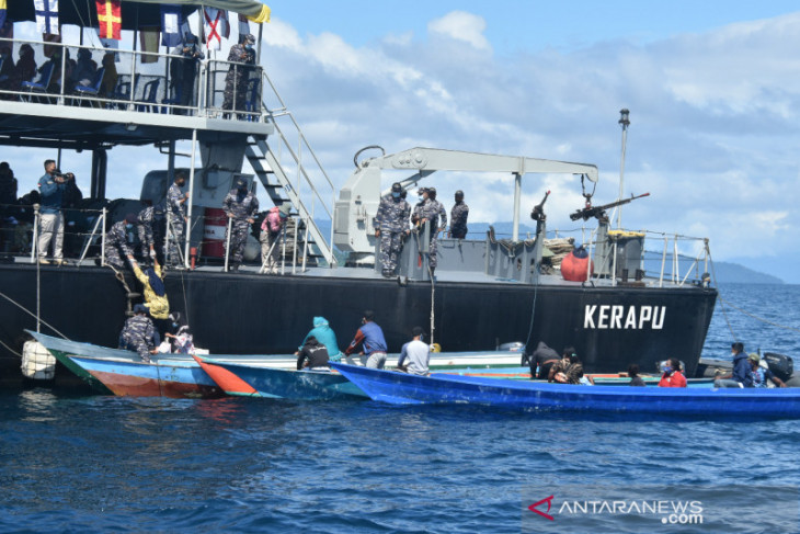 KRI Kerapu layani vaksinasi nelayan di tengah laut di wilayah Sorong