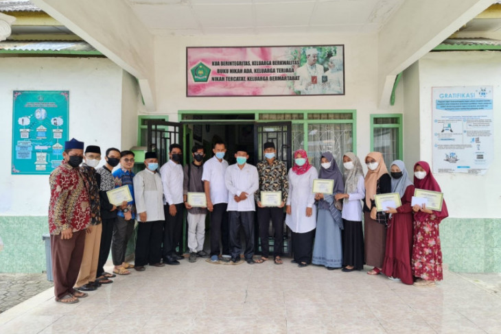 Tali asih dari KUA Secanggang buat qori dan qoriah i juara umum ketiga tingkat kabupaten
