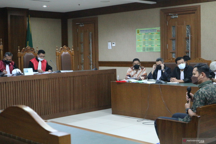 Anggota Polri AKP Agus Supriyadi temani eks penyidik KPK temui Azis Syamsuddin