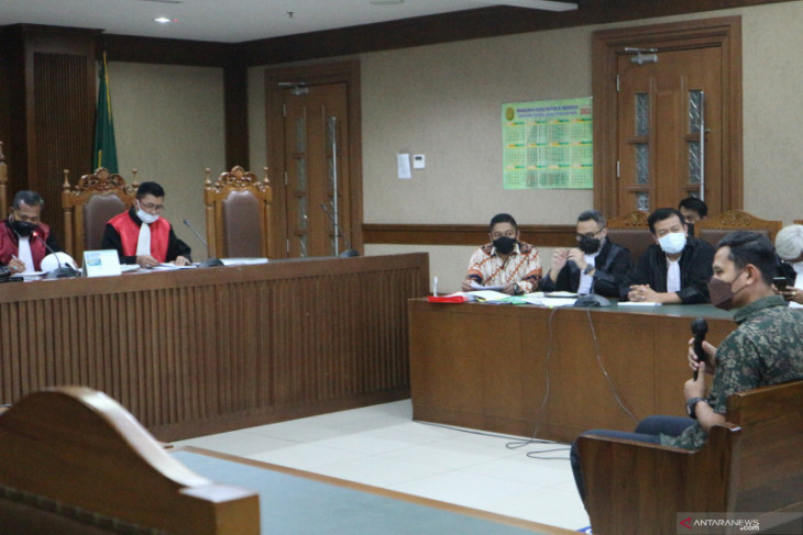 fakta persidangan anggota Polri akui kenalkan Azis Syamsuddin dengan eks penyidik KPK