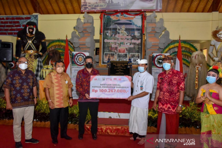 OJK Bali Nusra beri Rp100 juta untuk renovasi Pasraman Gurukula