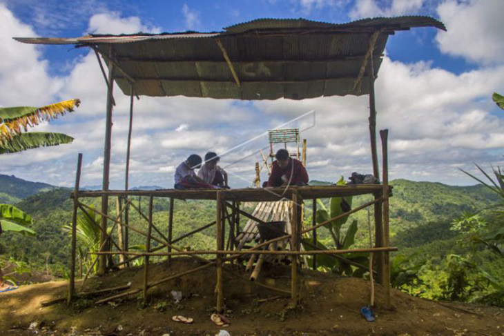 Susah sinyal pelajar di Kalsel belajar di puncak bukit