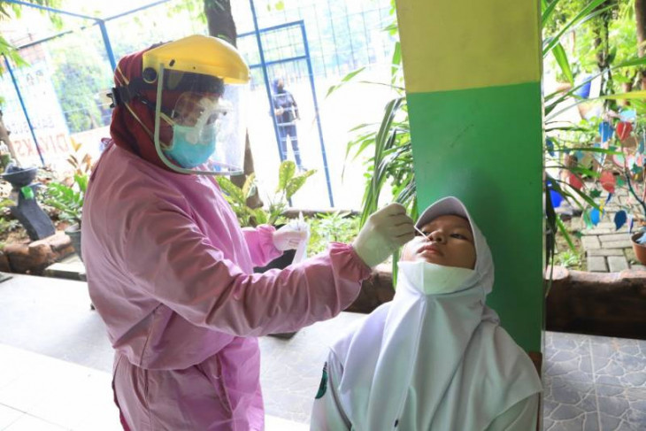 Dinkes Kota Tangerang gelar tes COVID-19 di sekolah terapkan PTM