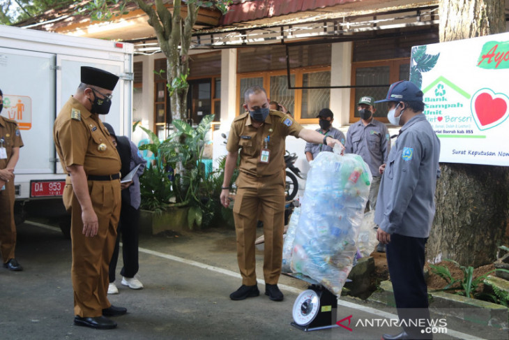 Aksi bersih-bersih pilah sampah di peringatan WCD HSS