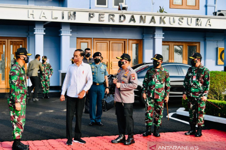 Presiden Jokowi tanam mangrove bersama masyarakat di Riau dan Kepri